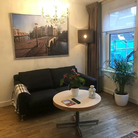 Tulips In The Heart Of Apartamento Ámsterdam